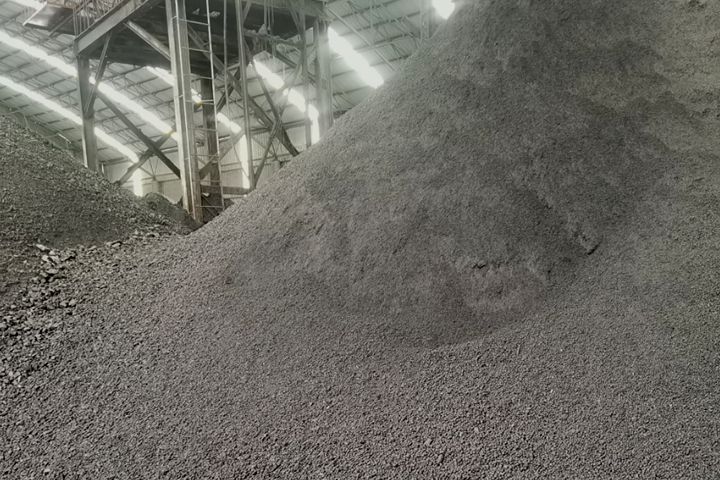 低溫蒸汽余熱煤泥烘干機(jī)采用內(nèi)熱式蒸汽回轉(zhuǎn)干燥機(jī)對(duì)濕煤泥進(jìn)行間接干燥，無(wú)三廢產(chǎn)生，節(jié)能環(huán)保，綠色高效，干燥環(huán)境安全。