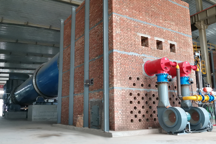 發酵飼料烘干機根據物料在烘干機內部的不同行進狀態，設置了集打散、揚料、熱交換、控溫調濕等不同功能單元，滿足物料的干燥效果，并保存了物料中有益菌體的活性。