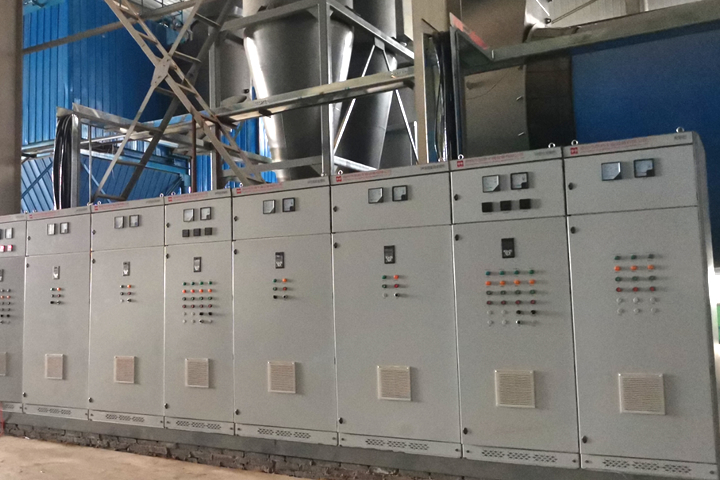 發酵飼料烘干機根據物料在烘干機內部的不同行進狀態，設置了集打散、揚料、熱交換、控溫調濕等不同功能單元，滿足物料的干燥效果，并保存了物料中有益菌體的活性。