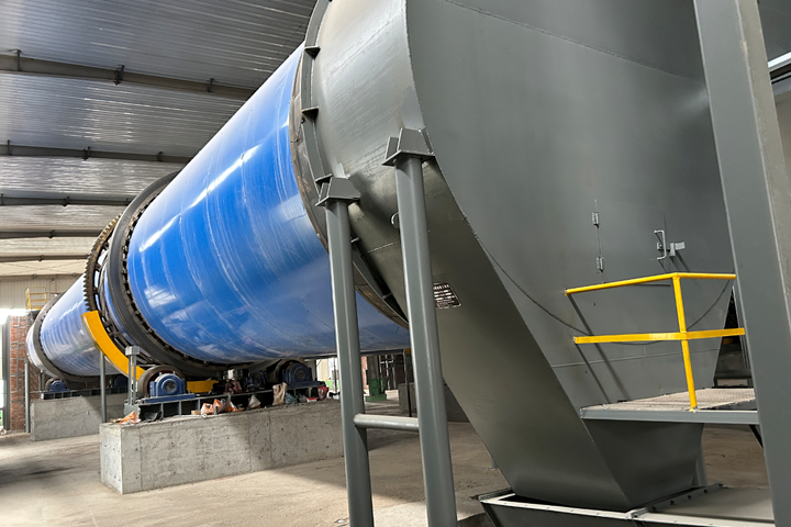 白酒糟烘干機(jī)采用新型熱風(fēng)設(shè)備，烘干機(jī)集打散防腐清理于一體，清潔排放。