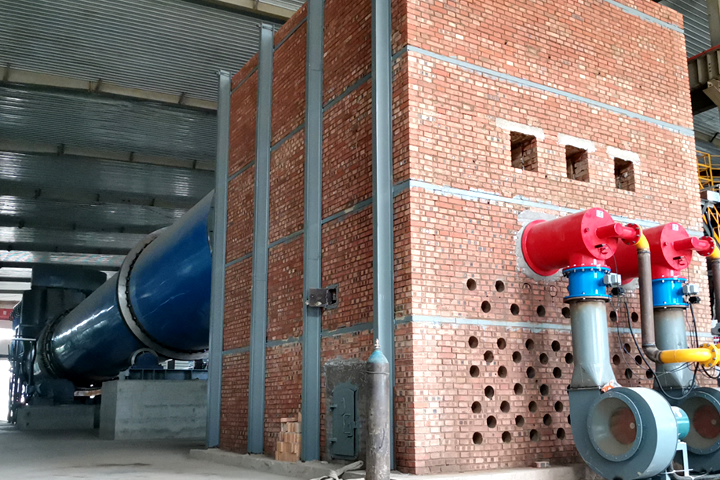 白酒糟烘干機(jī)采用新型熱風(fēng)設(shè)備，烘干機(jī)集打散防腐清理于一體，清潔排放。