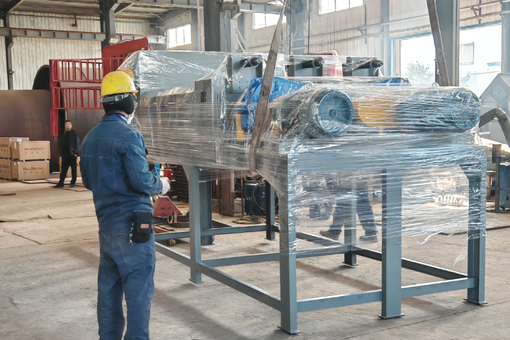 三軸螺旋擠壓脫水機是我司在雙軸螺旋擠壓脫水機基礎上推出的新型脫水設備，采用三螺旋軸擠壓結構。