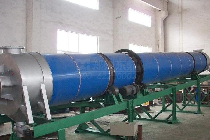 雞糞烘干機(jī)是一種專門用于處理禽畜糞便（如雞糞、牛糞、豬糞等）的干燥設(shè)備，通過脫水、高溫?zé)犸L(fēng)烘干、消毒滅菌、除臭等工序，將高含水量的糞便轉(zhuǎn)化為低含水量的有機(jī)肥料或飼料，實(shí)現(xiàn)了畜禽糞便的快速高效利用。