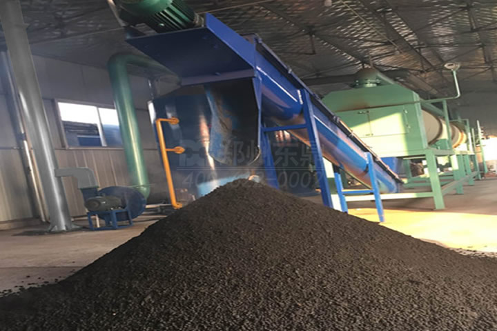 雞糞烘干機(jī)是一種專門用于處理禽畜糞便（如雞糞、牛糞、豬糞等）的干燥設(shè)備，通過脫水、高溫?zé)犸L(fēng)烘干、消毒滅菌、除臭等工序，將高含水量的糞便轉(zhuǎn)化為低含水量的有機(jī)肥料或飼料，實(shí)現(xiàn)了畜禽糞便的快速高效利用。