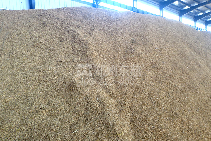 在家具制造行業生產過程中會產生大量的鋸末、刨花，這些木質物料是加工優質生物質顆粒的好原料，但由于水分過高直接壓制顆粒會影響顆粒品質，為了控制鋸末的含水率，我司開發成套鋸