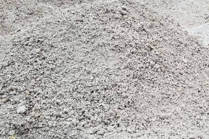 淀粉渣(木薯渣、紅薯渣、馬鈴薯渣等)是淀粉廠、酒精廠等廠家的副產(chǎn)品，淀粉渣中含有豐富的纖維素、半纖維素和粗蛋白等，經(jīng)過飼料化無害處理后，可以成為畜禽飼料的重要來源。