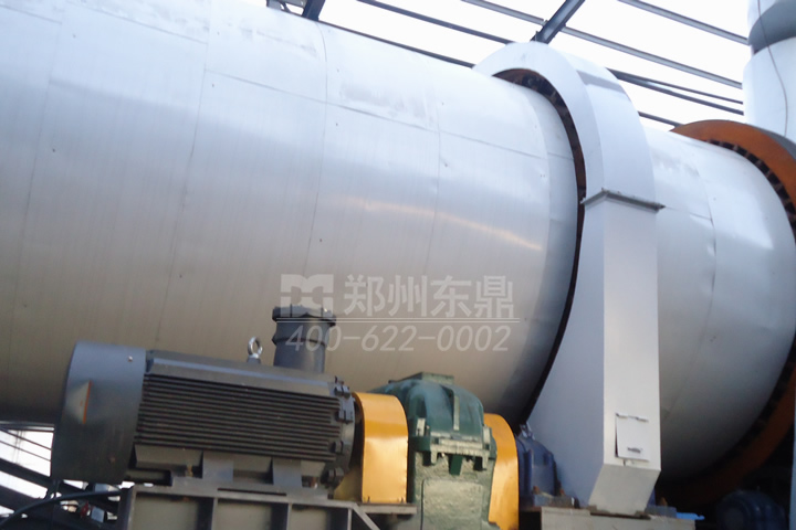 大型精礦粉球團類烘干機設(shè)備是一種處理能力大、穩(wěn)定高效、自動化程度高的專用烘干器，適用于鐵精礦、錳礦粉、鈷礦粉、銅精礦、金礦粉、鉛精粉、錫礦粉、汞礦粉、磷精礦、鉬精礦等精礦